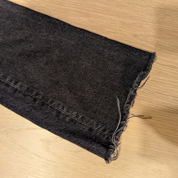 Women's Black Denim Cropped Jeans - Picture 7 of 7